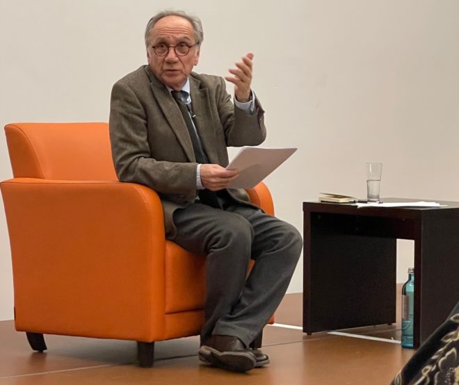Prof. Tilman Allert erläutert den künstlerischen Werdegang von Joseph Beuys.
